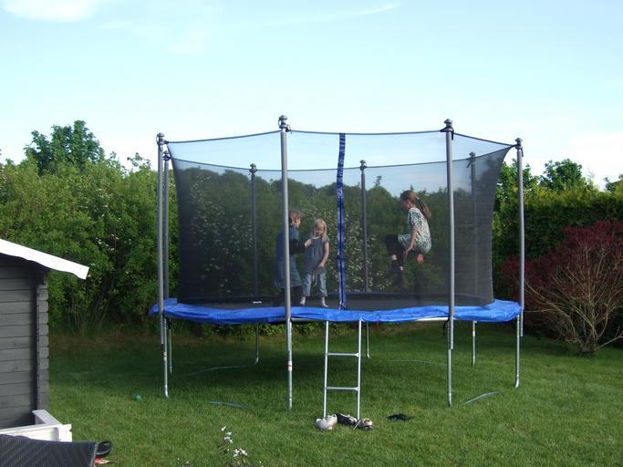 skupinka dětí, které jsou na trampolíně a chrání je síť