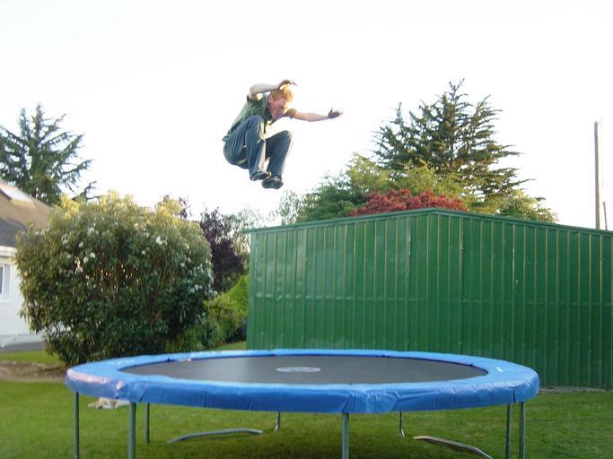 skákání vysoko na trampolíně se nemusí vyplatit, když není ochranná síť